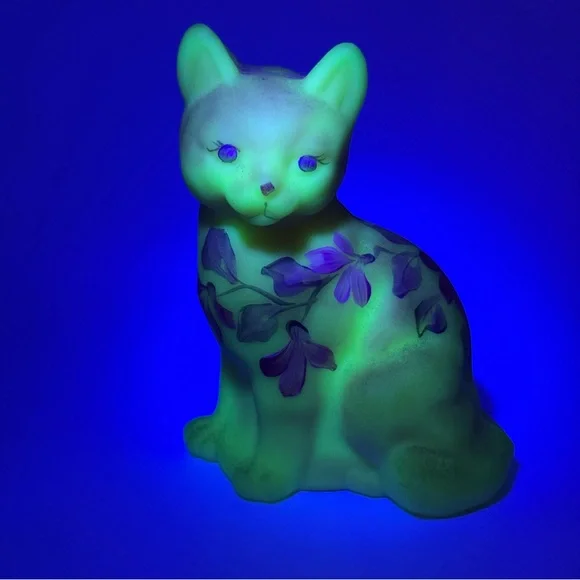Fenton Burmese Sitting Cat Figurine with Handpainted and Roses Blue Eyes Glow - Picture 8 of 9